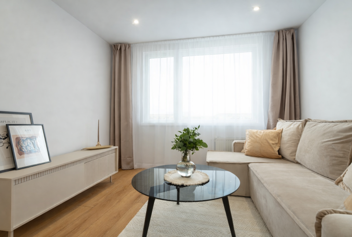 NA PREDAJ MENŠÍ 2 IZBOVÝ BYT PO KOMPLETNEJ REKONŠTRUKCII NA ULICI NÁMESTIE KOZMONAUTOV, (NAD JAZEROM)