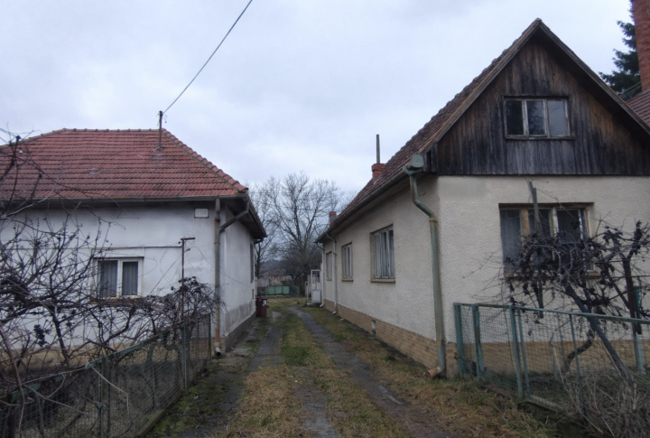 NA PREDAJ – DVA RODINNÉ DOMY NA POZEMKU 2 624 m², BÁDICE