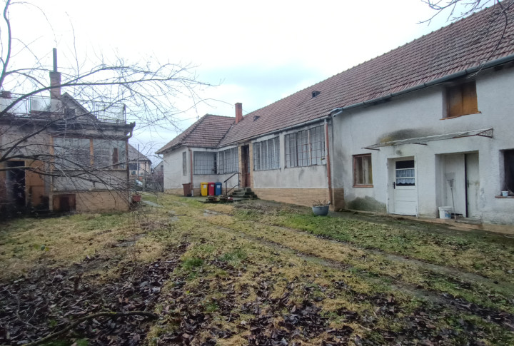 NA PREDAJ – DVA RODINNÉ DOMY NA POZEMKU 2 624 m², BÁDICE