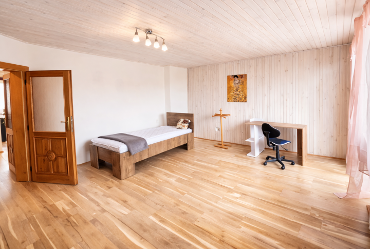 REZERVOVANÉ SAMOSTATNÁ IZBA S PRIESTRANNÝM BALKÓNOM V BYTOVEJ JEDNOTKE