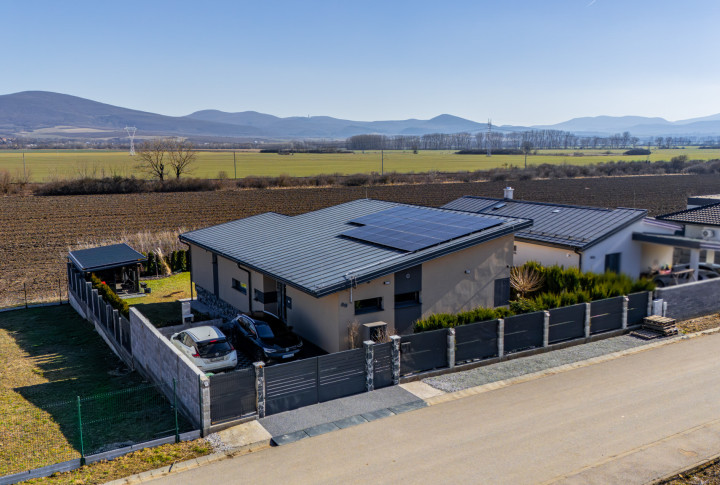 NÁDHERNÝ 4 IZBOVÝ BUNGALOV NABITÝ TECHNOLÓGIAMI | NOVÁ ŠTVRŤ OBCE GYŇOV | 742m2 POZEMOK