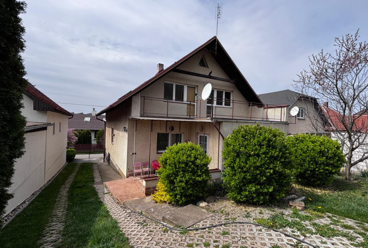 Na predaj veľký rodinný dom záhrada pri Hlohovci, Koplotovce.
