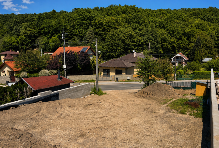 EXKLUZÍVNY STAVEBNÝ POZEMOK V MYSLAVE S PROJEKTOM A STAVEB. POVOLENÍM