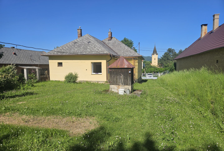 Na predaj starší rodinný dom s veľkou záhradou v centre V.Šariša
