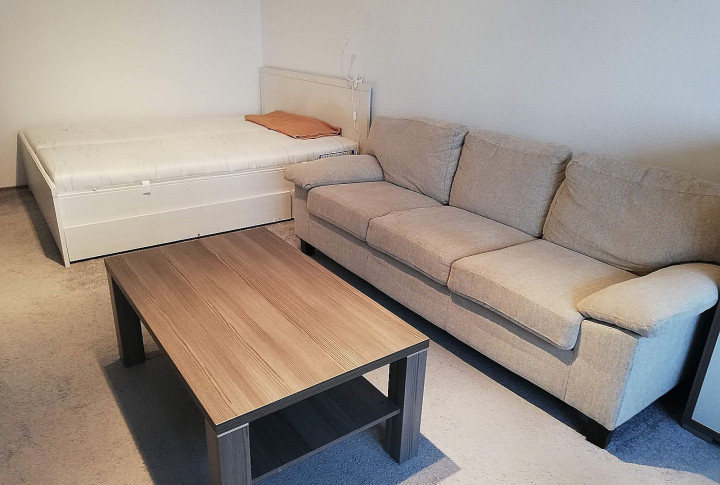 Na prenájom zariadený 1 izbový byt s 2 balkónmi, Beethovenova, Trnava.