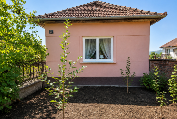 NA PREDAJ – GAZDOVSKÝ RODINNÝ DOM S VEĽKÝM POZEMKOM