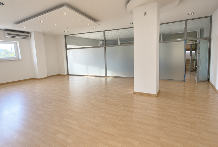 Na prenájom obchodný priestor v centre Nitry s parkovaním 65 m2